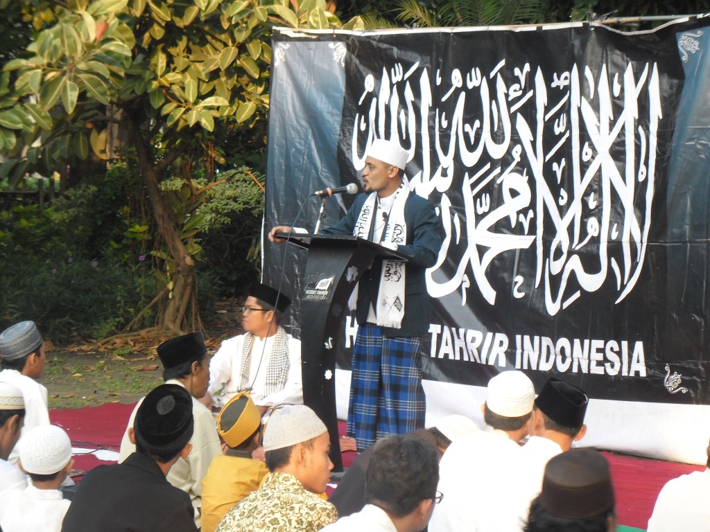 [FOTO] Sholat Idul Fitri 1434 H Bersama HTI di Surabaya