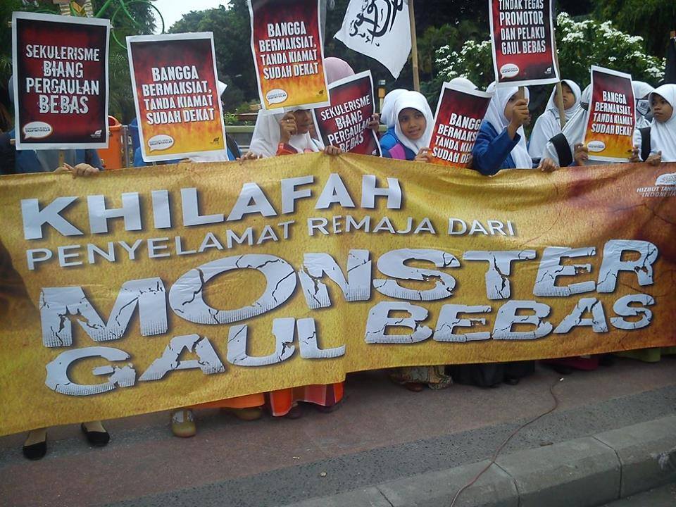 [FOTO] ‪‎Surabaya‬: Aksi Remaja Smart Tolak Pergaulan Bebas dengan Khilafah Islamiyah