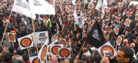 Ratusan Orang dari Hizbut Tahrir Tunisia Berdemonstrasi Menentang UUD Baru Tunisia