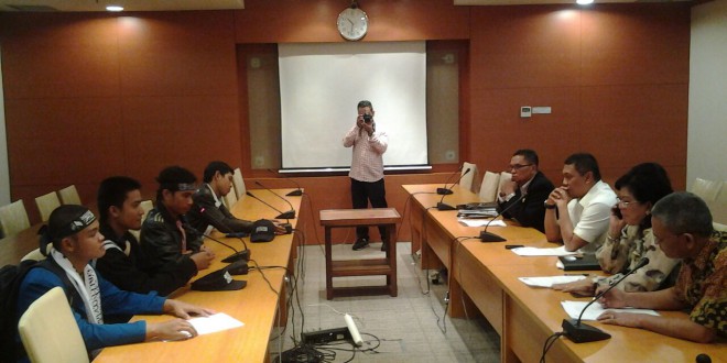 [FOTO] Tolak Kenaikan Harga BBM, Mahasiswa HTI Sumut Dialog DPRD Sumut