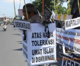 [FOTO] HTI Gelar Aksi Bela Nabi SAW di Kota Tahu-Kediri