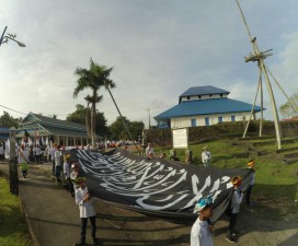 Liwa dan Royah Raksasa Berkibar di Baubau