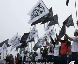 [FOTO] Liwa dan Rayah Raksasa Berkibar di Puncak Gunung Pundak